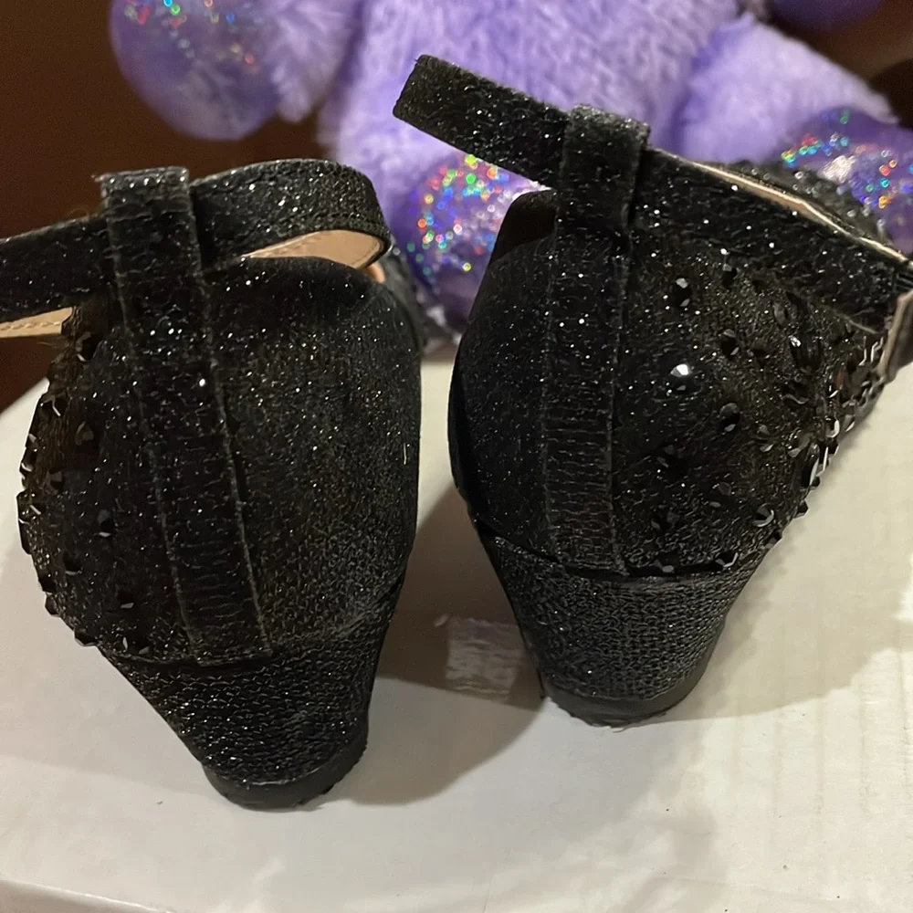 🎀 OLIVIA K Girls SZ 3 “NEW” Black glitter Rhinestone wedges w side ankle Straps